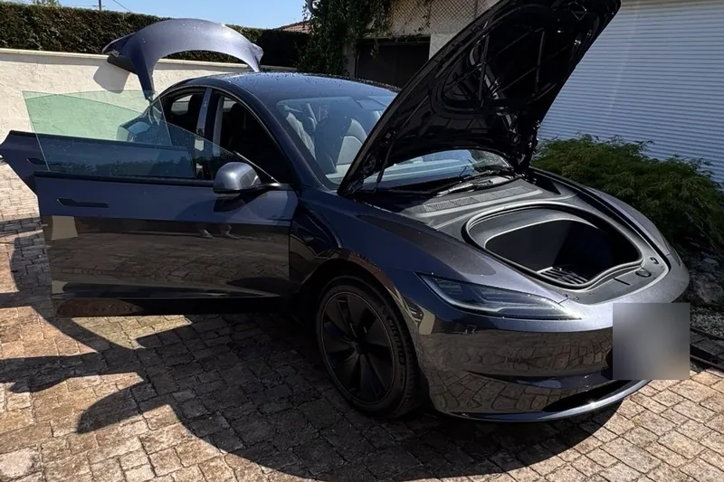 Tesla portes et capot ouverts après un nettoyage complet, intérieur et extérieur
